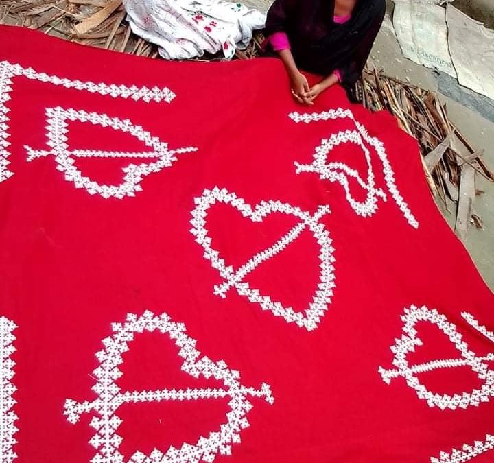 করোনাকালীন নকশি কাঁথা সেলাই করে সফল হয়েছেন কিশোরী খাদিজা