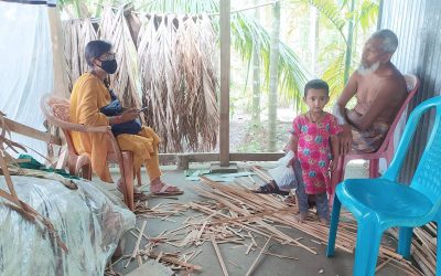 বিলুপ্তের পথে হোগলা পাতার পাখা, আয়ের উৎস্য হিসেবে ধরে রেখেছেন আমিনাবাদের মোস্তফা