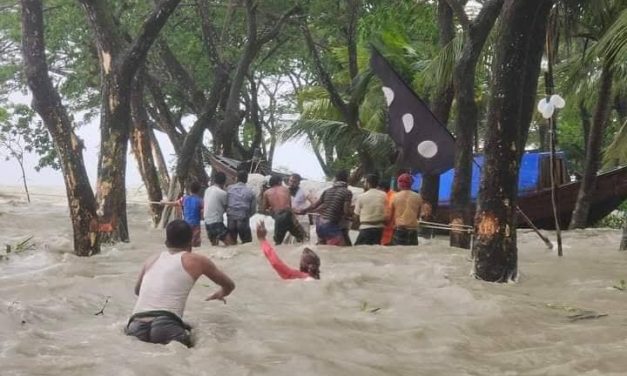 ঘূর্ণিঝড় সিত্রাং চরফ্যাসনের নিম্নাঞ্চল প্লাবিত, আশ্রয়ণ কেন্দ্রে আসতে শুরু করেছে মানুষ