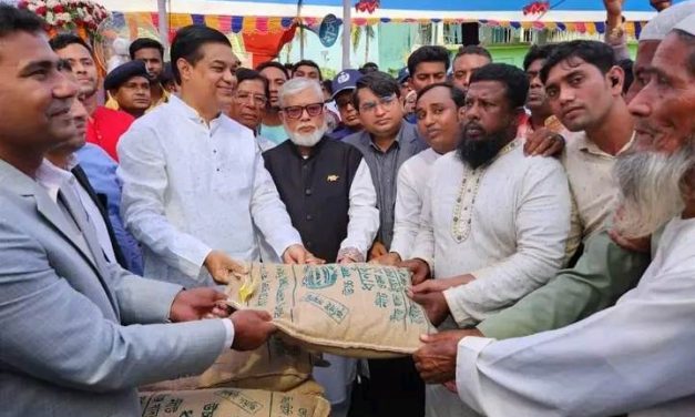 চরফ্যাসনে কৃষকদের বিনামূল্যে সার ও বীজ বিতরণ