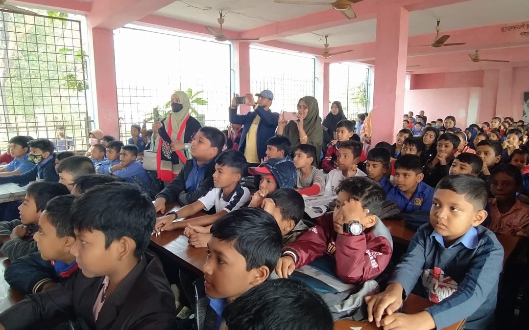 চরফ্যাসনে শিক্ষার্থীদের মাঝে নতুন বই বিতরণ