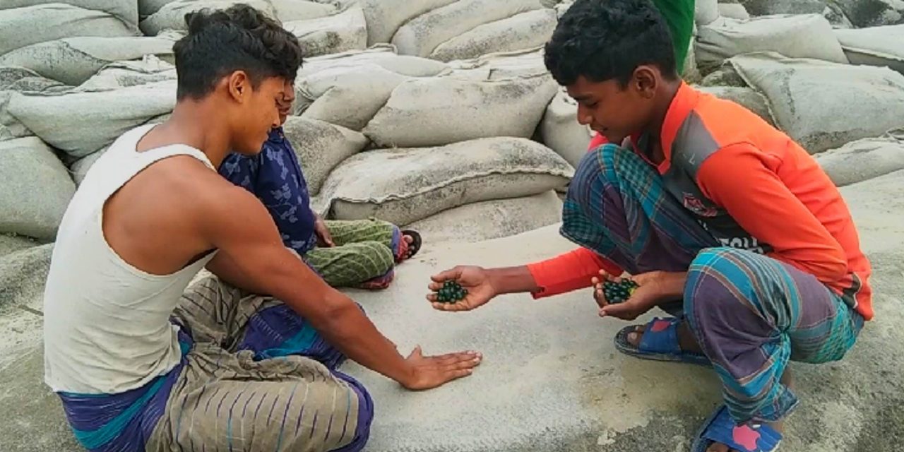 বিলুপ্ত প্রায় গ্রামীণ শিশু কিশোরদের মার্বেল খেলা