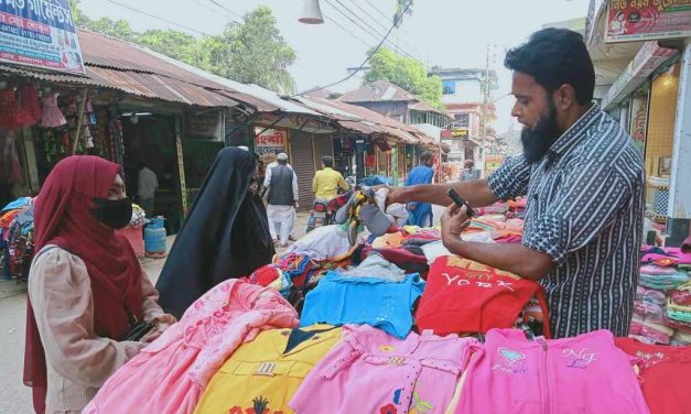 শীতের আগমনে জমে উঠেছে ভ্রাম্যমান পুরাতন শীত বস্ত্রের মার্কেট