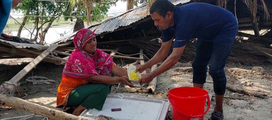 ঢালচরে রিমালে ক্ষতিগ্রস্থদের মাঝে কোস্ট ফাউন্ডেশনের খাবার বিতরণ