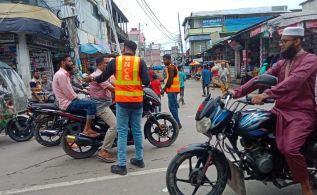 চরফ্যাসনে ট্রাফিকের দায়িত্ব পালন ও বাজার পরিস্কার পরিচ্ছন্নতার কাজ করছেন শিক্ষার্থীরা