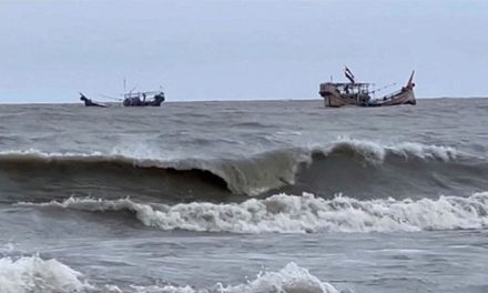 বৈরী আবহাওয়ার কবলে চরফ্যাশনের ২টি ট্রলার ডুবি, ১৯ জনকে জীবিত উদ্ধার