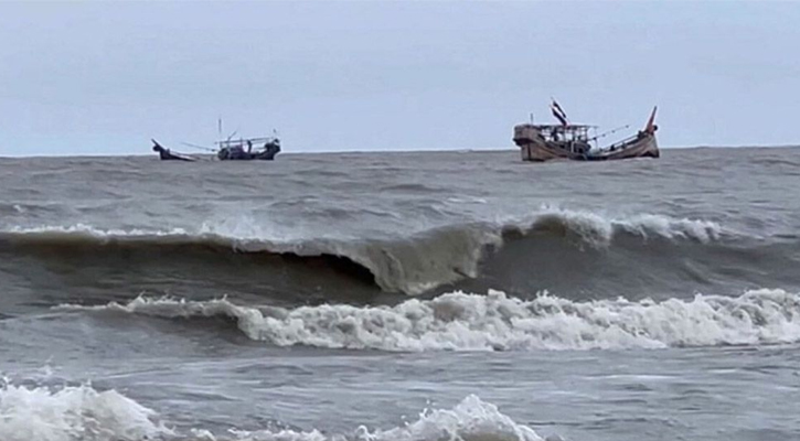 বৈরী আবহাওয়ার কবলে চরফ্যাশনের ২টি ট্রলার ডুবি, ১৯ জনকে জীবিত উদ্ধার