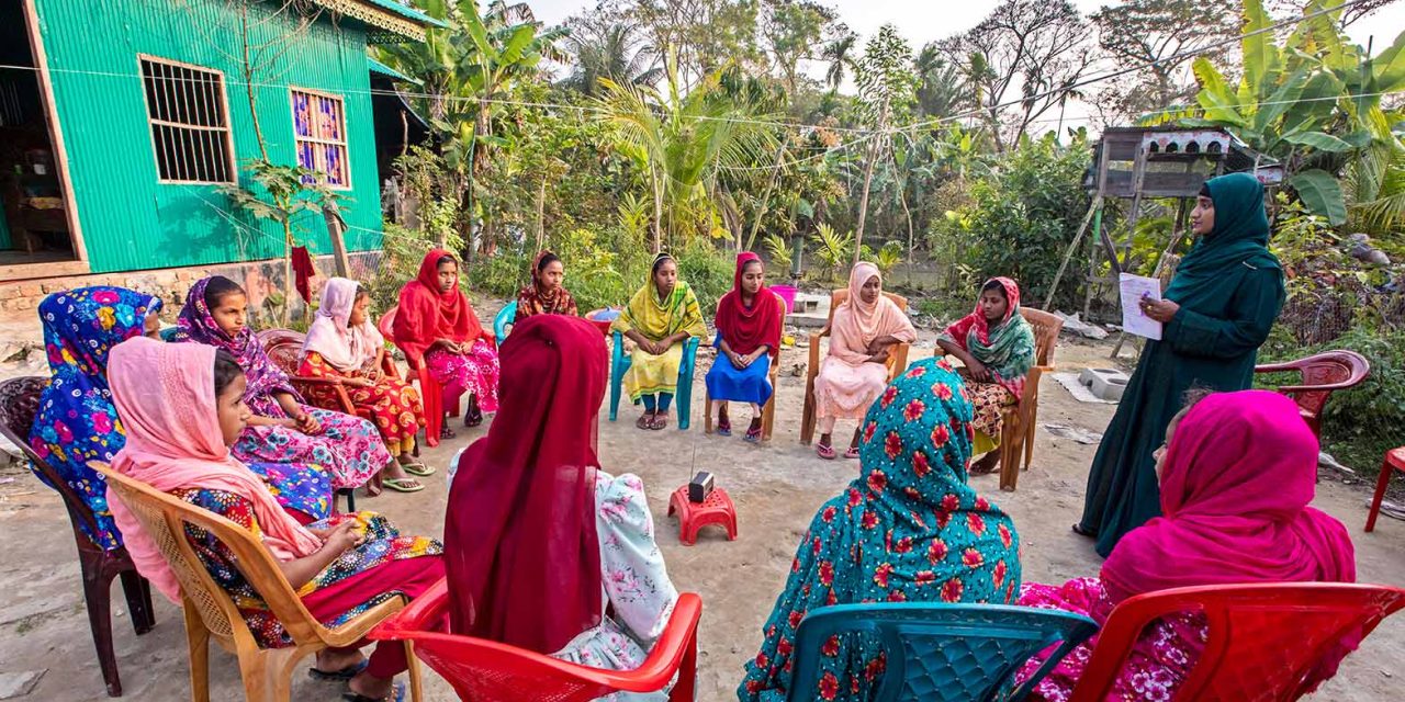 রেডিও মেঘনার কিশোরী ক্লাবে অনুষ্ঠান চলছে