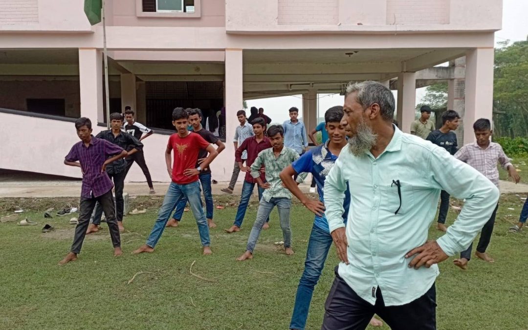 বিদ্যালয়ে শিক্ষার্থীদের সুস্থ জীবনযাপনের জন্য শারীরিক ব্যায়াম ও খেলাধুলার গুরুত্ব শেখানো হচ্ছে