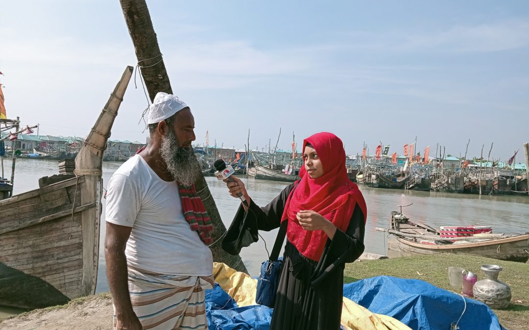 প্রাকৃতিক দূর্যোগ থেকে রক্ষা পেতে মাছ শিকারে যাওয়ার আগে আবহাওয়ার তথ্য শোনেন ইসমাইল মাঝি