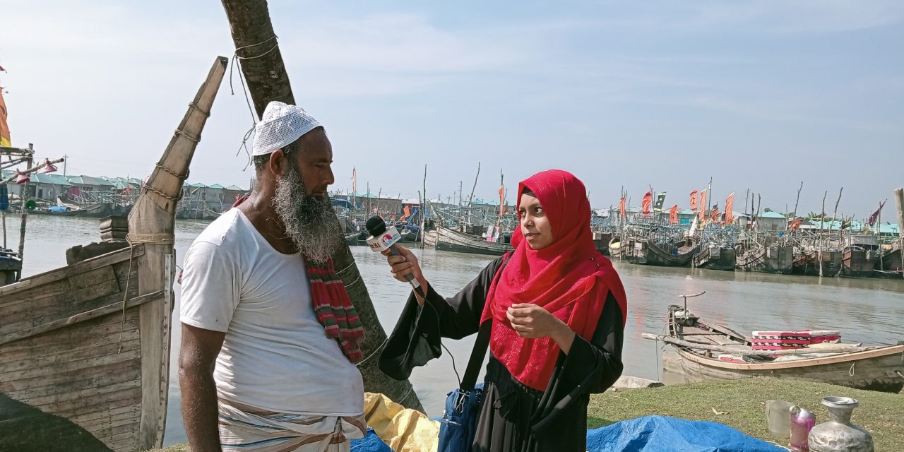 প্রাকৃতিক দূর্যোগ থেকে রক্ষা পেতে মাছ শিকারে যাওয়ার আগে আবহাওয়ার তথ্য শোনেন ইসমাইল মাঝি