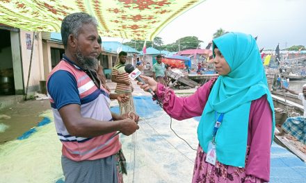 মৎস্যজীবীদের স্বাস্থ সুরক্ষায় নানান পরামর্শ দিয়ে আসছেন মৎস্য কর্মকর্তা জয়ন্ত কুমার অপু