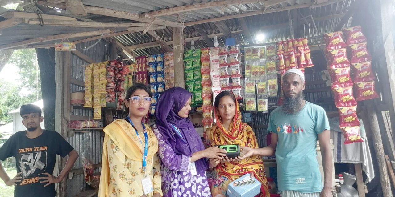 দূর্যোগকালে সচেতনতা নিশ্চিতে রেডিও সেট বিতরণ