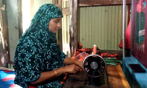 সেলাই কাজে স্বাবলম্বী লাইজু বেগম, অনুপ্রেরণা দিচ্ছেন প্রতিবেশিদেরও