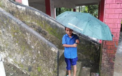 বৃষ্টির কারণে বিদ্যালয়ে যেতে অসুবিধায় পরছে কোমলমতি শিশুরা
