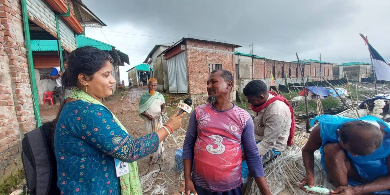 মেঘনায় ঝাঁকে ঝাঁকে ধরা পড়ছে রুপালি ইলিশ