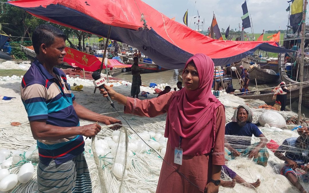 অবরোধে জাল বুনে ব্যস্ত সময় পার করছে চরফ্যাশনের মাঈনউদ্দিন ঘাটের জেলেরা