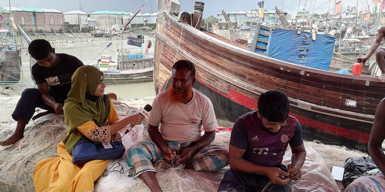 ইলিশ ধরায় নিষেধাজ্ঞা উঠছে আজ, ঘাটগুলোতে বেড়েছে ব্যস্ততা