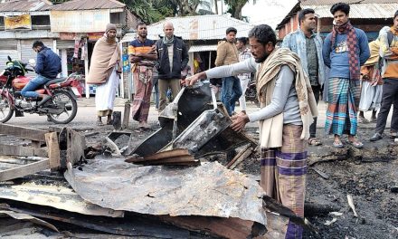 চরফ্যাশন জাহানপুরের জলিল বাজার আগুনে পুড়ে ১২ টি দোকান ছাই, হতাশায় দোকানিরা