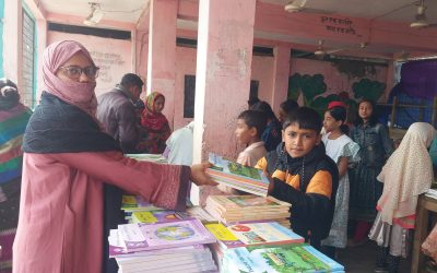 নতুন বই পেয়ে আনন্দিত চরফ্যাশনের প্রাথমিক বিদ্যালয়ের শিক্ষার্থীরা