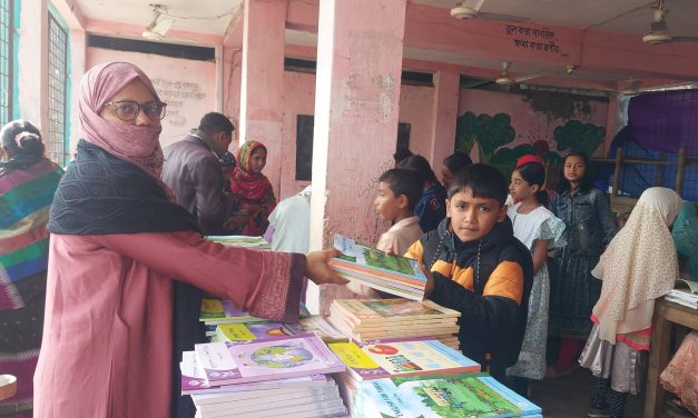 নতুন বই পেয়ে আনন্দিত চরফ্যাশনের প্রাথমিক বিদ্যালয়ের শিক্ষার্থীরা