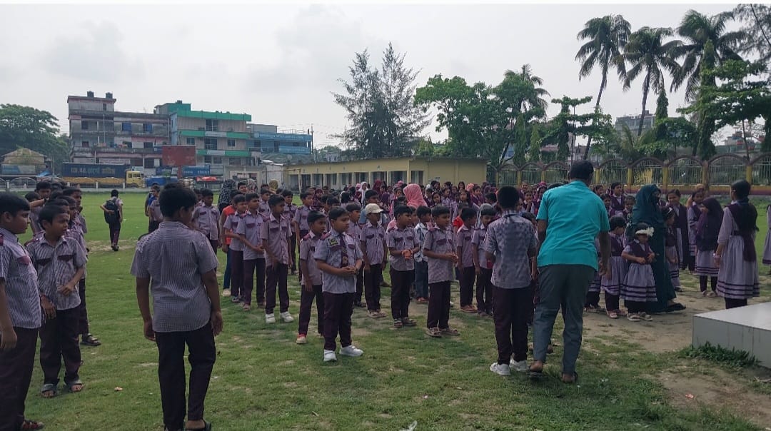 দীর্ঘ ছুটির পর শিক্ষা প্রতিষ্ঠান খোলার দ্বিতীয় দিনে বেড়েছে শিক্ষার্থীদের উপস্থিতি