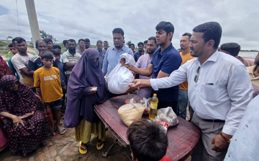 মনপুরায় ক্ষতিগ্রস্ত ৬৫টি পরিবারের মাঝে জরুরি ত্রাণসামগ্রী বিতরণ
