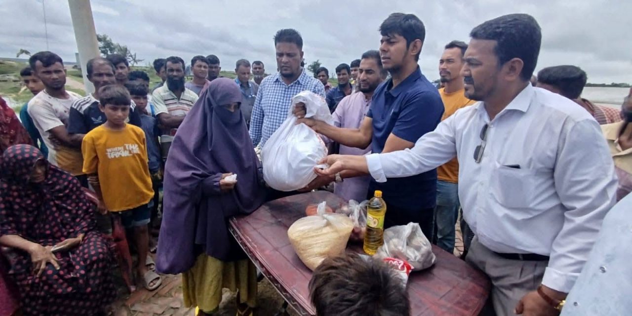 মনপুরায় ক্ষতিগ্রস্ত ৬৫টি পরিবারের মাঝে জরুরি ত্রাণসামগ্রী বিতরণ