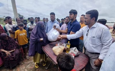 মনপুরায় ক্ষতিগ্রস্ত ৬৫টি পরিবারের মাঝে জরুরি ত্রাণসামগ্রী বিতরণ