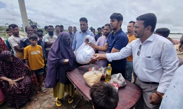মনপুরায় ক্ষতিগ্রস্ত ৬৫টি পরিবারের মাঝে জরুরি ত্রাণসামগ্রী বিতরণ