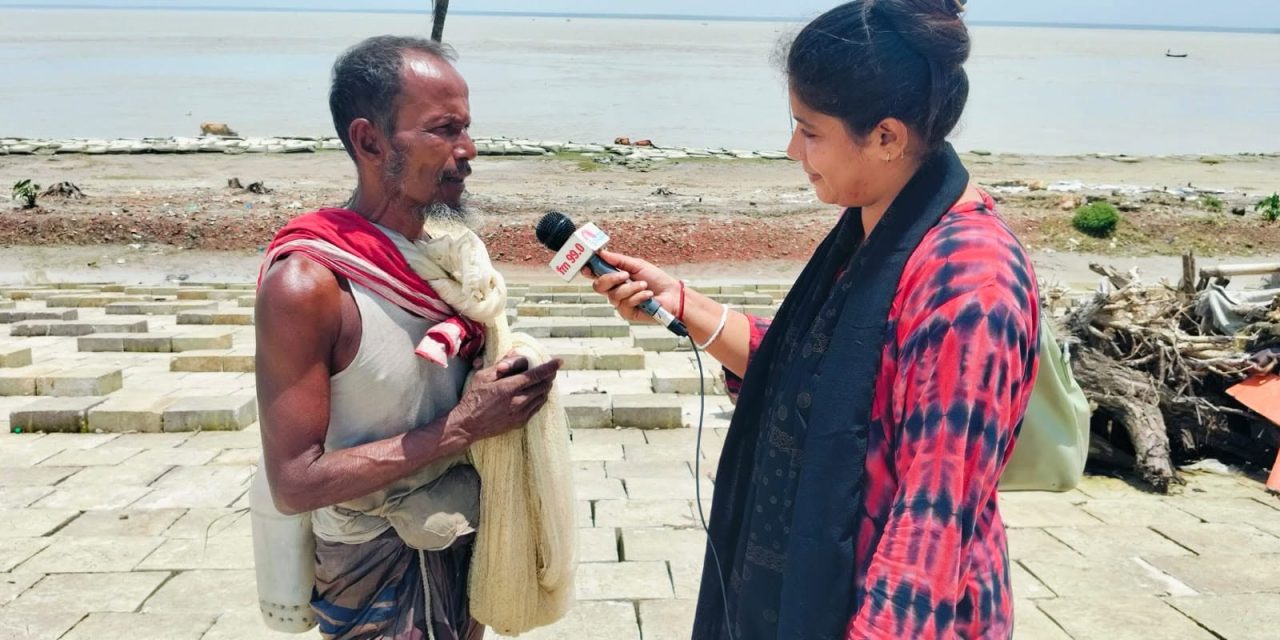 বর্ষা এলেই জীবনের ছন্দ বদলে কাঠমিস্ত্রি থেকে হয়ে যান মৎস্যজীবী